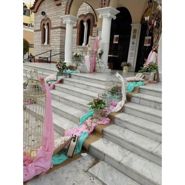 Vintage floral decoration with pink and mint