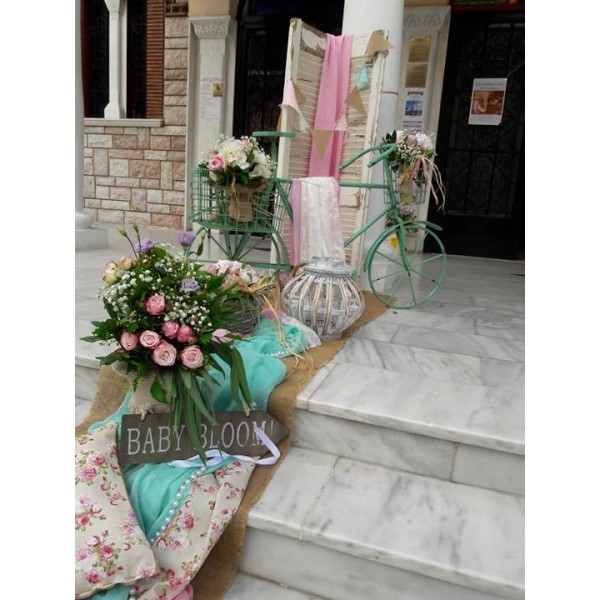 Vintage floral decoration with pink and mint